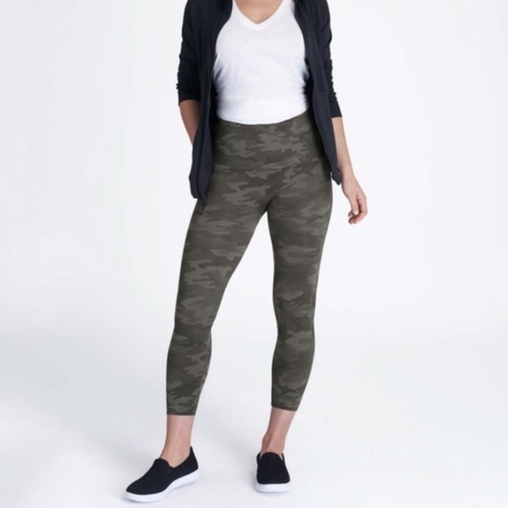 Spanx Look At Me Now Seamless Green Camo‎ Cropped Leggings